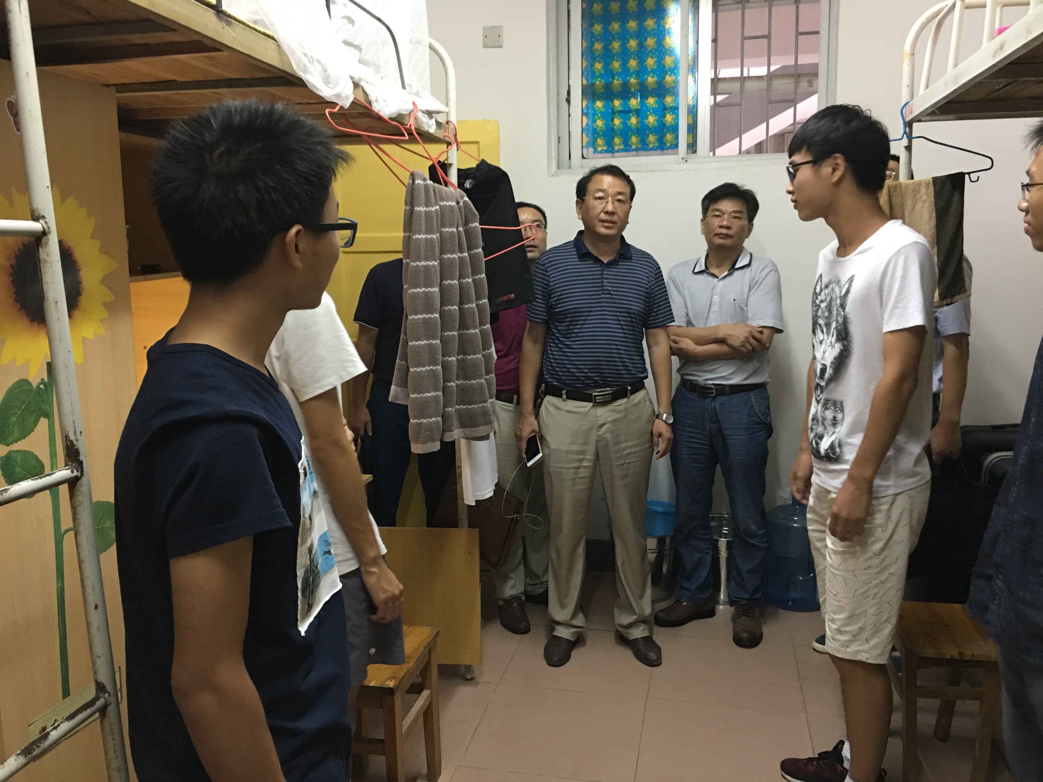 公司领导下寝看望17级新生